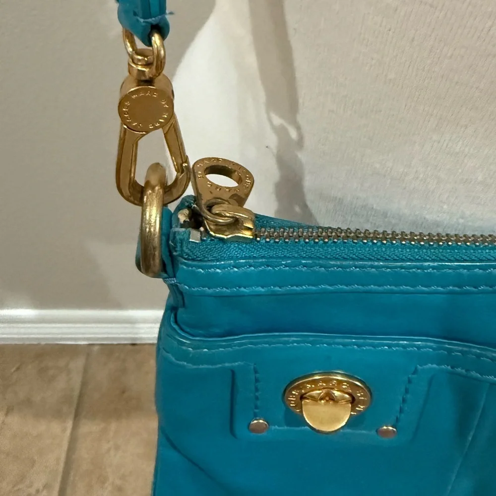 MARC JACOBS New York Turquoise Blue Leather Crossbody Bag EUC 9.5x6.5 - Picture 3 of 7